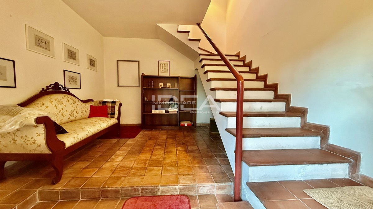 Villa con giardino in via corte mei, Capannori