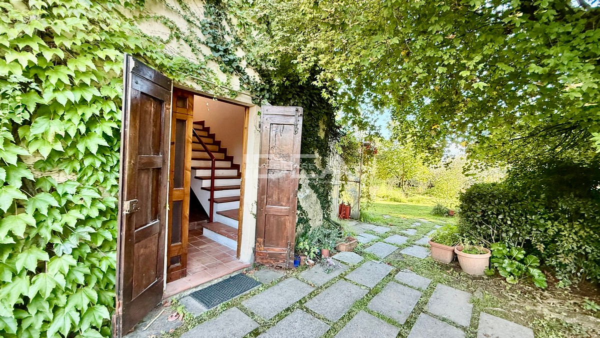 Villa con giardino in via corte mei, Capannori