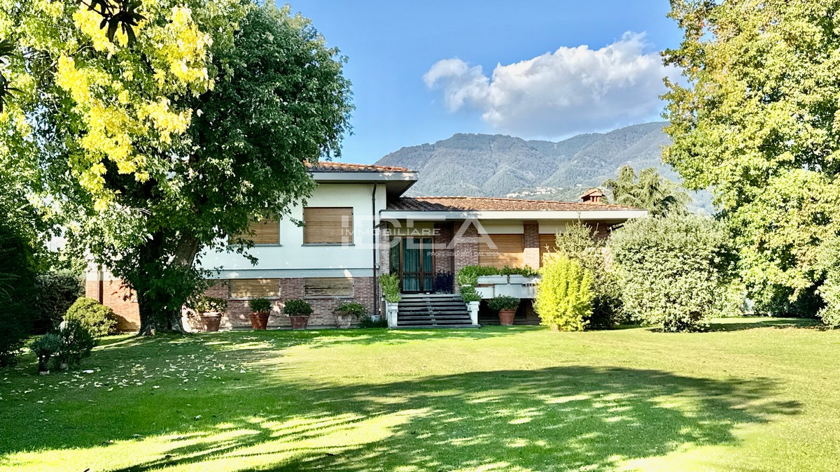 Villa con giardino in via san martino, Capannori