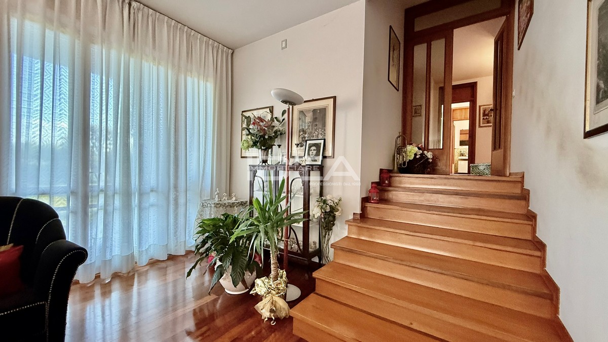 Villa con giardino in via san martino, Capannori