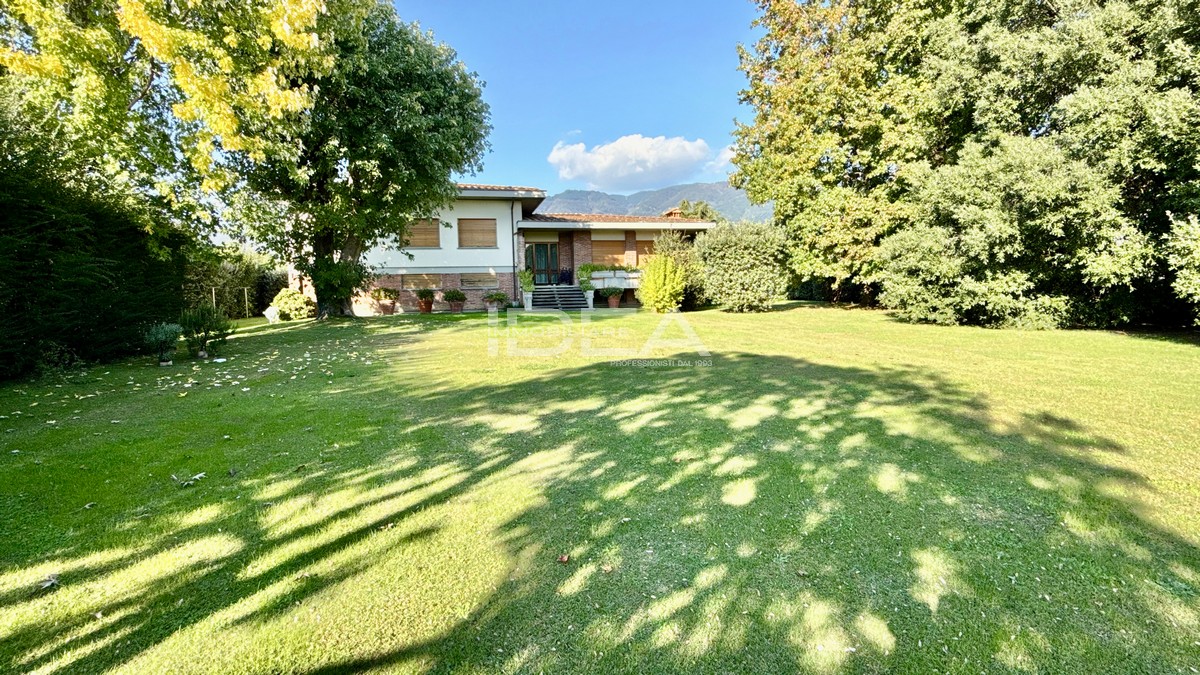 Villa con giardino in via san martino, Capannori