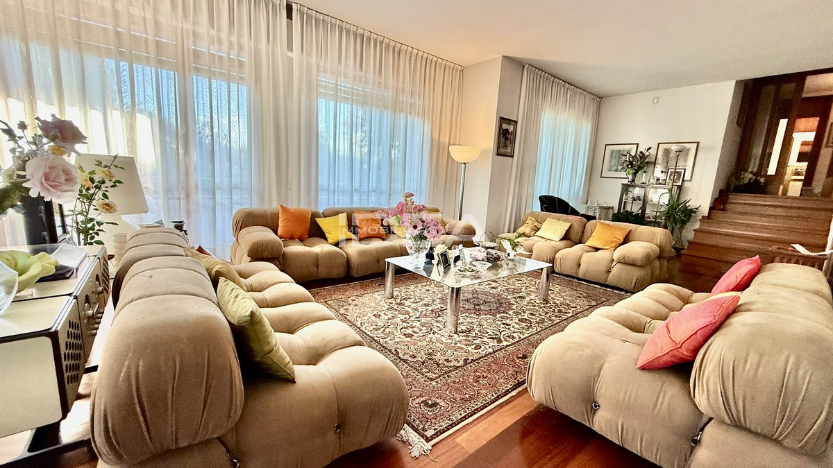 Villa con giardino in via san martino, Capannori