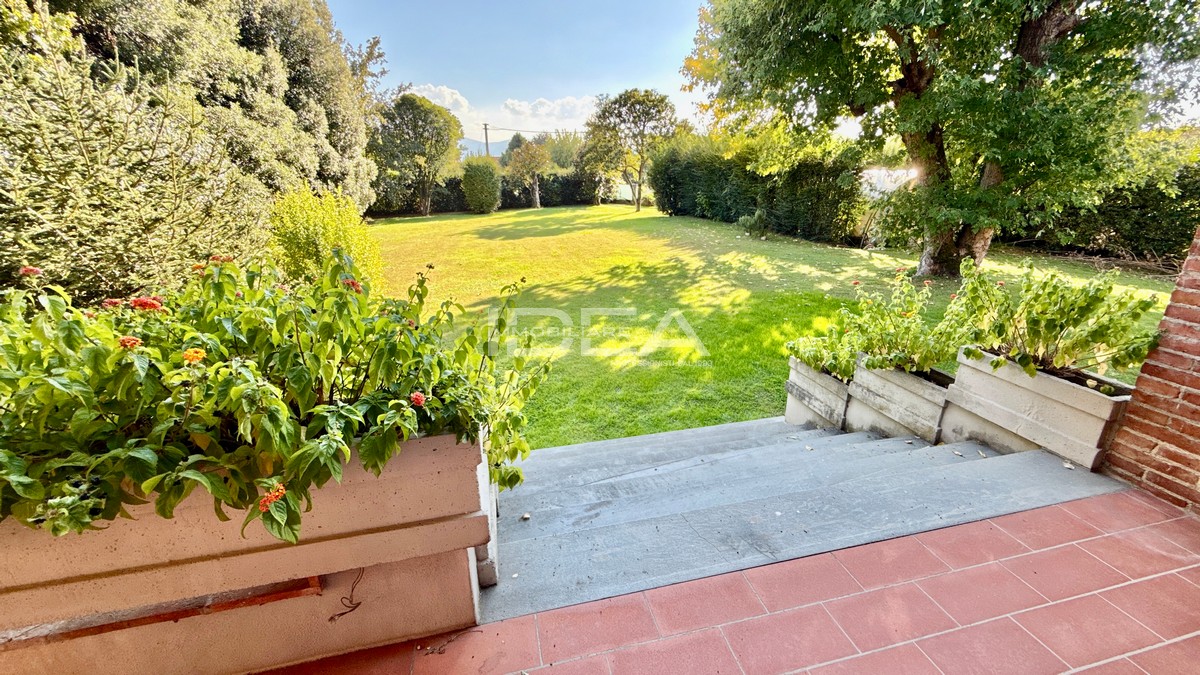 Villa con giardino in via san martino, Capannori