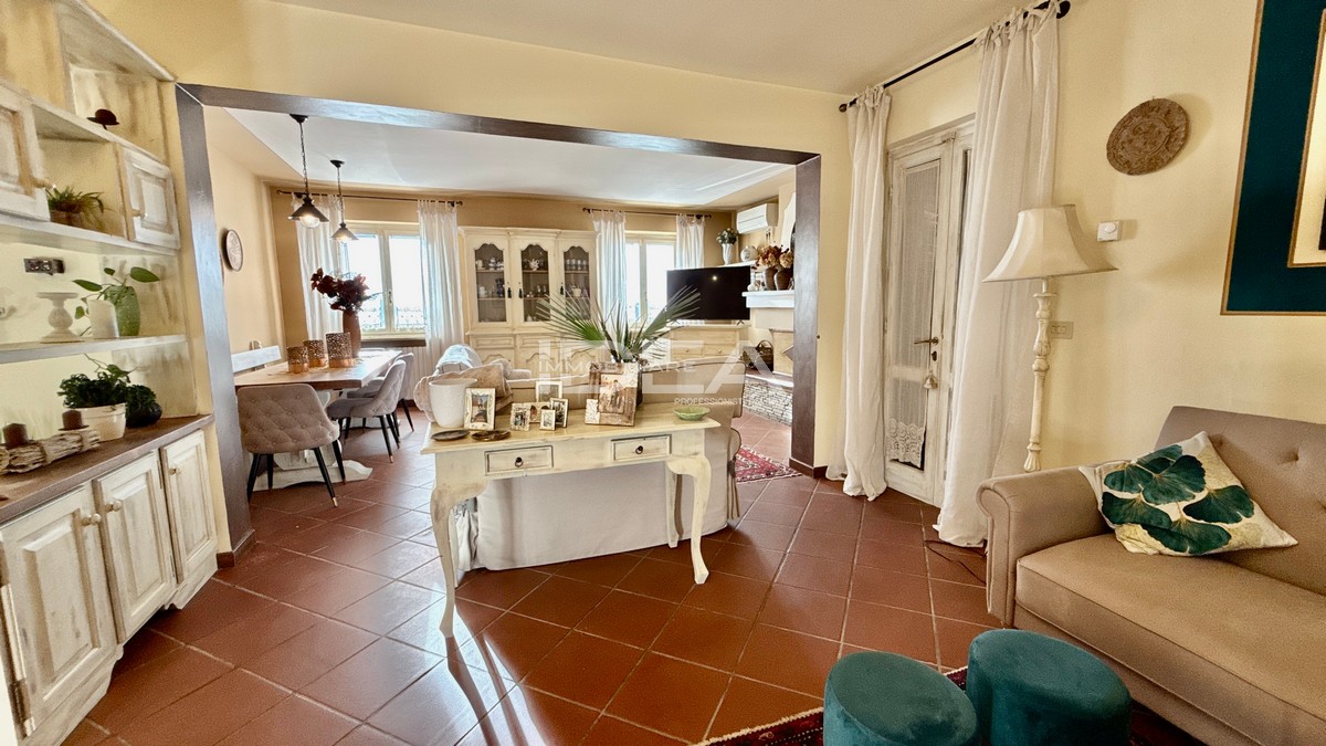 Villa con giardino in via di montecarlo, Montecarlo