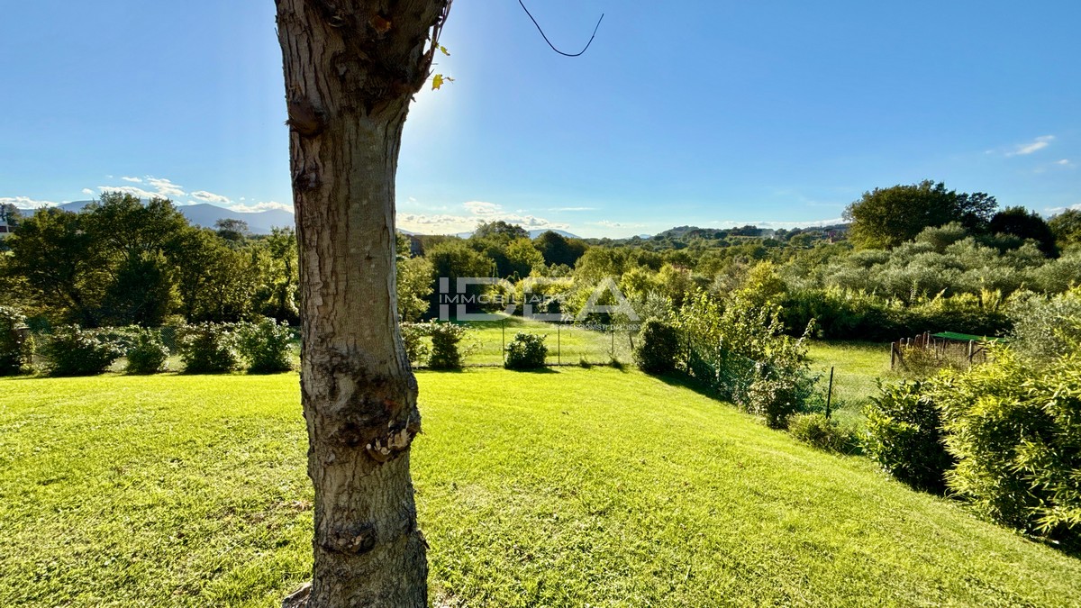 Villa con giardino in via di montecarlo, Montecarlo