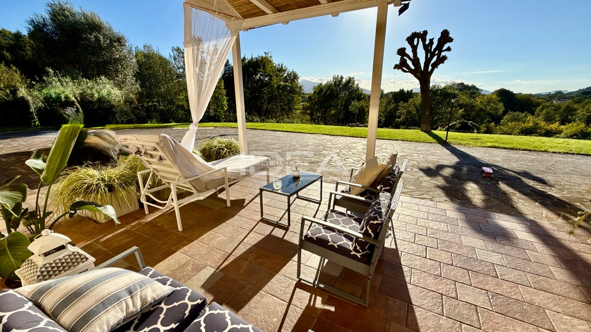 Villa con giardino in via di montecarlo, Montecarlo