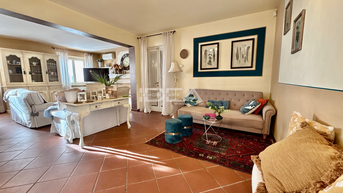 Villa con giardino in via di montecarlo, Montecarlo