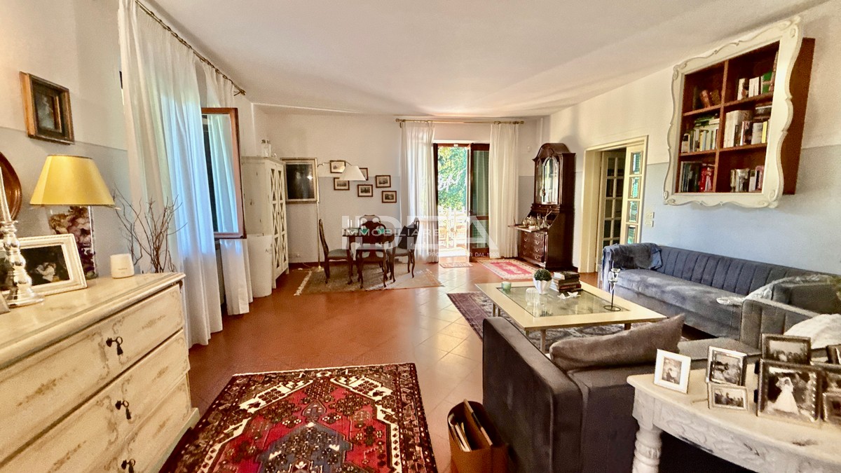 Villa con giardino in via di montecarlo, Montecarlo