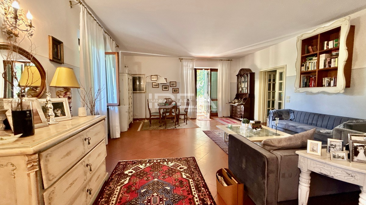 Villa con giardino in via di montecarlo, Montecarlo