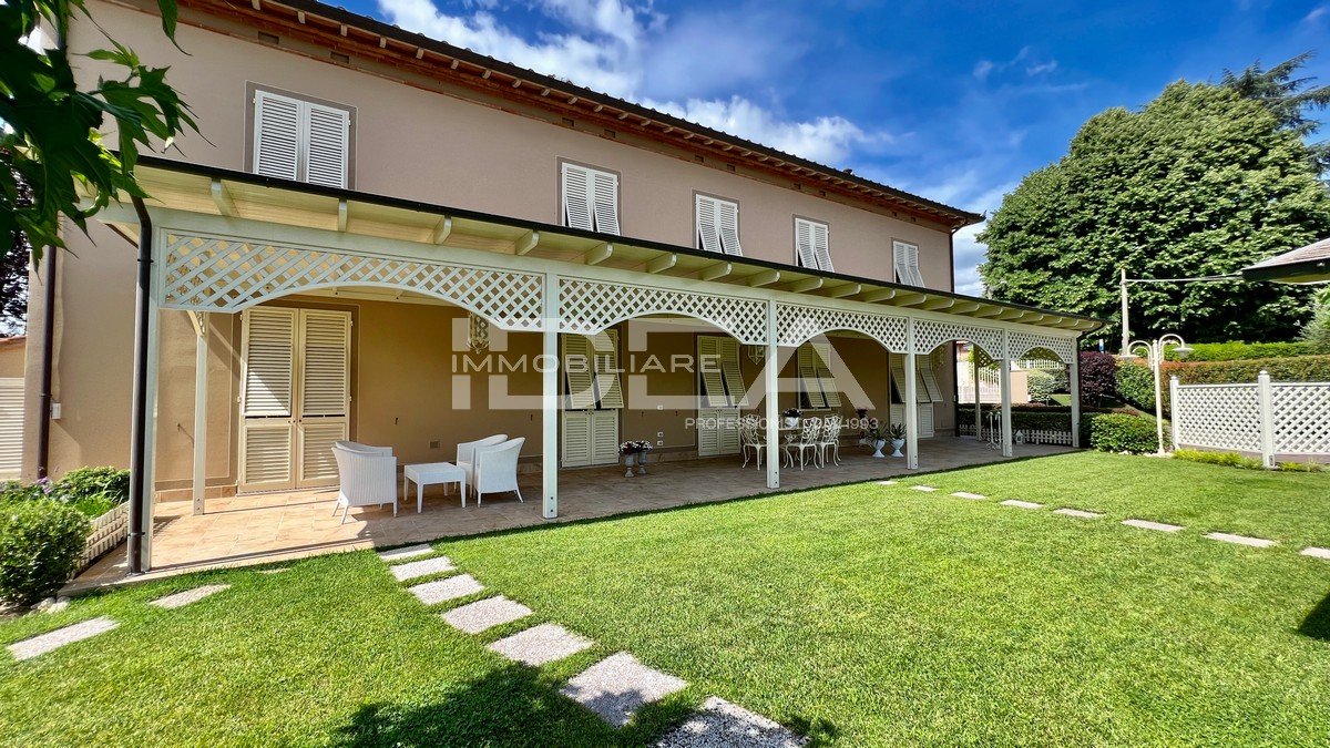 Villa con giardino in via dei borelli, Lucca