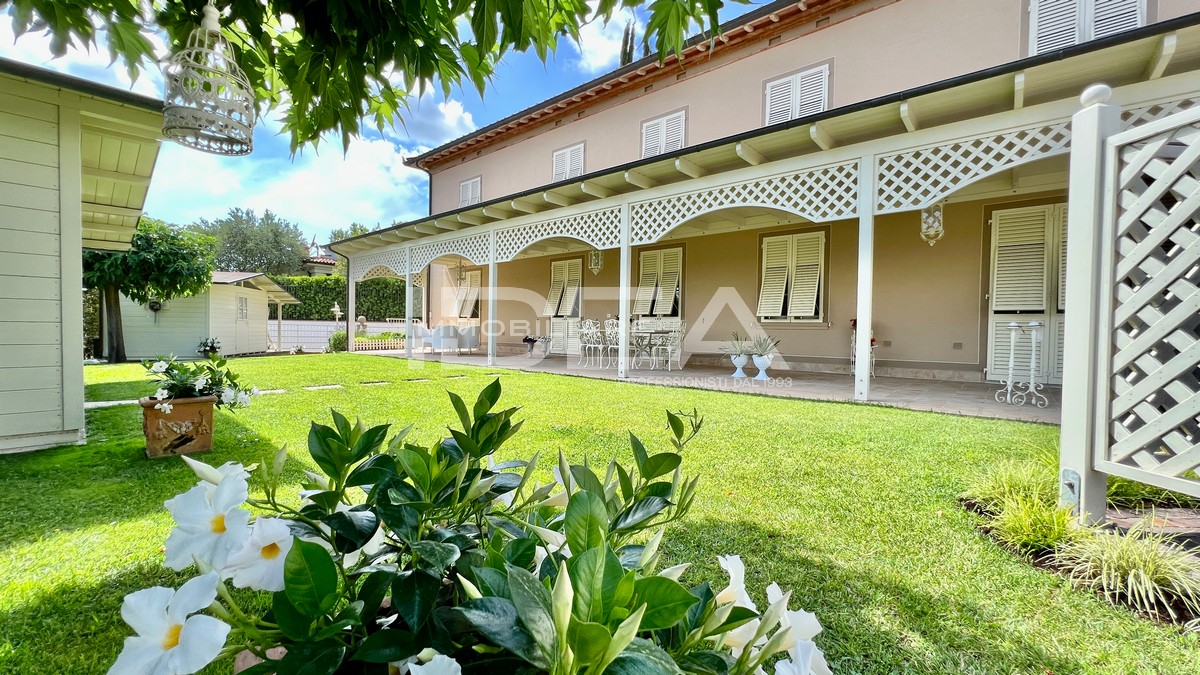 Villa con giardino in via dei borelli, Lucca