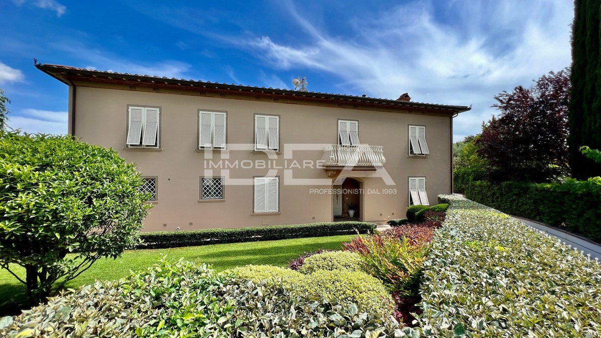 Villa con giardino in via dei borelli, Lucca