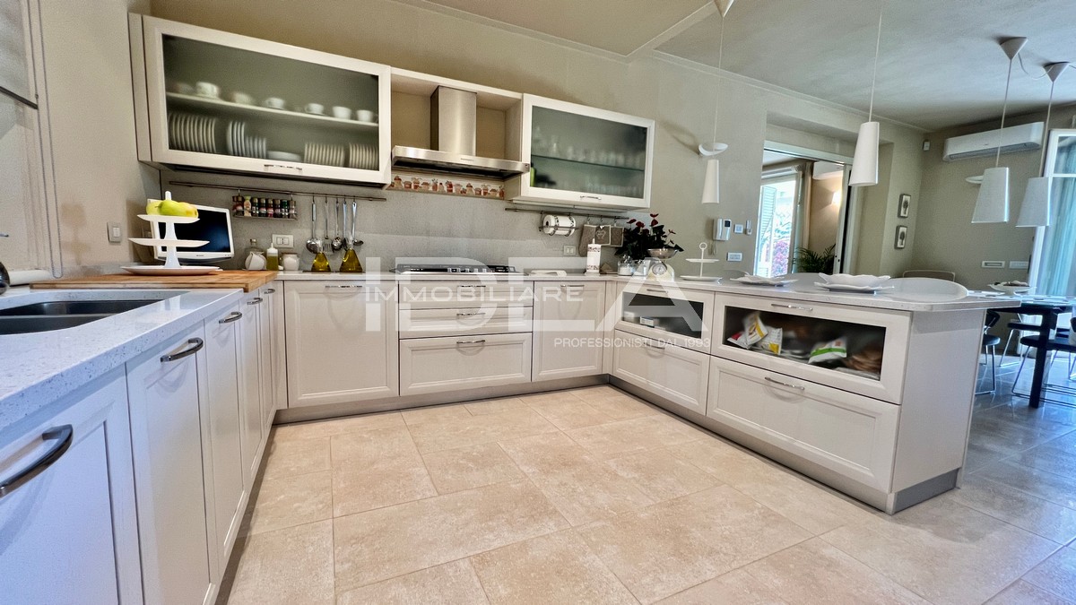 Villa con giardino in via dei borelli, Lucca