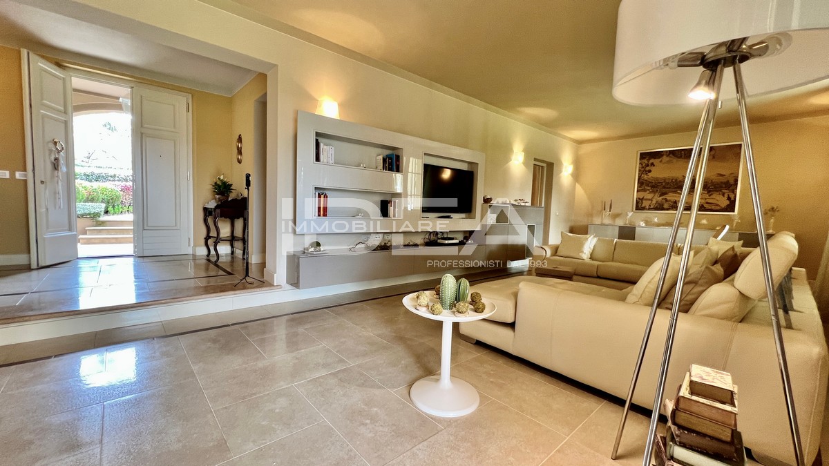 Villa con giardino in via dei borelli, Lucca