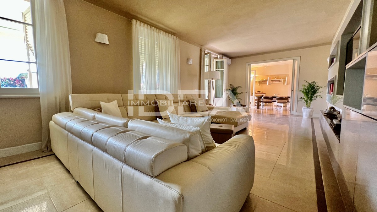 Villa con giardino in via dei borelli, Lucca