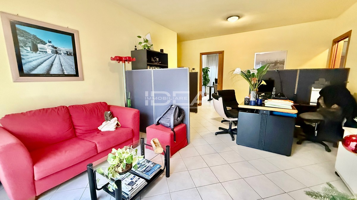 Trilocale con terrazzo in via farnesi, Lucca