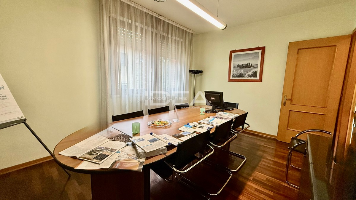 Trilocale con terrazzo in via farnesi, Lucca