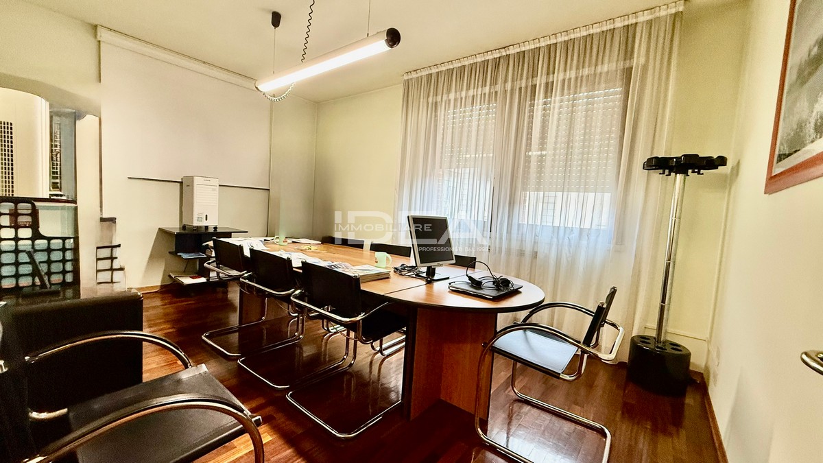 Trilocale con terrazzo in via farnesi, Lucca