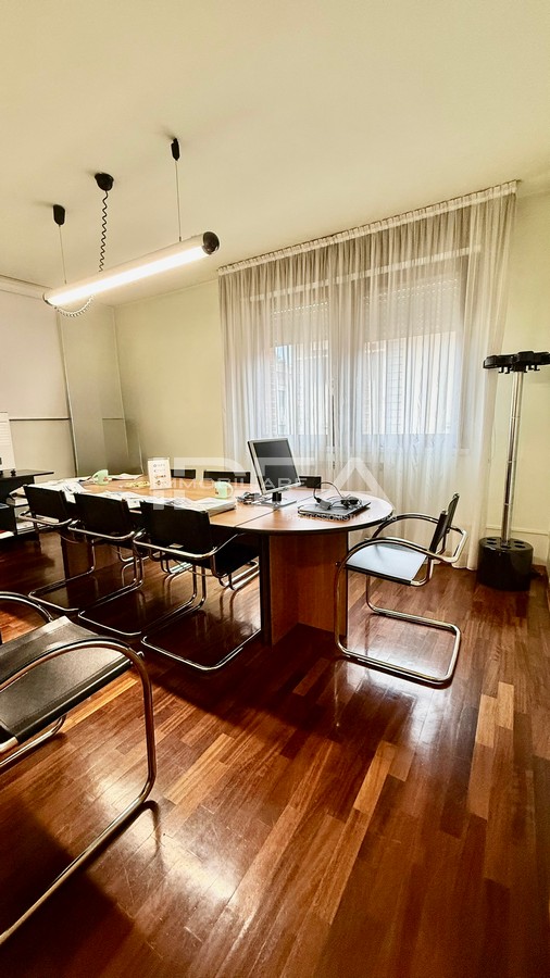 Trilocale con terrazzo in via farnesi, Lucca