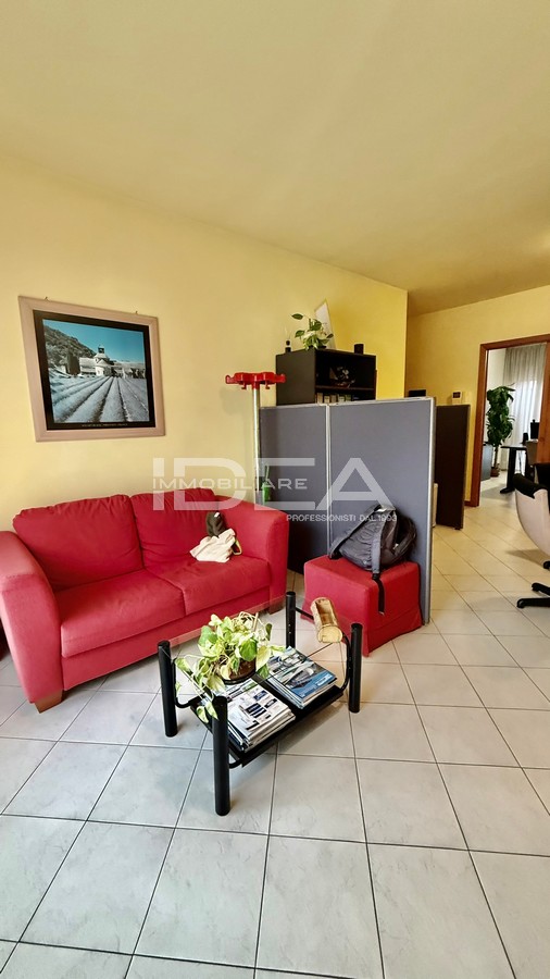 Trilocale con terrazzo in via farnesi, Lucca