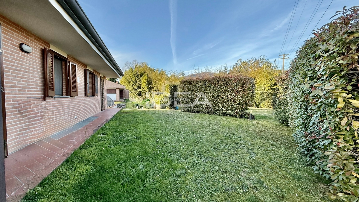 Villa con giardino in via della billona, Lucca