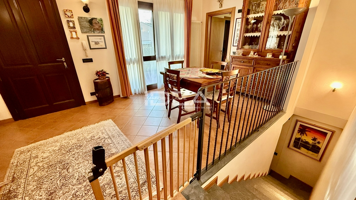 Villa con giardino in via della billona, Lucca