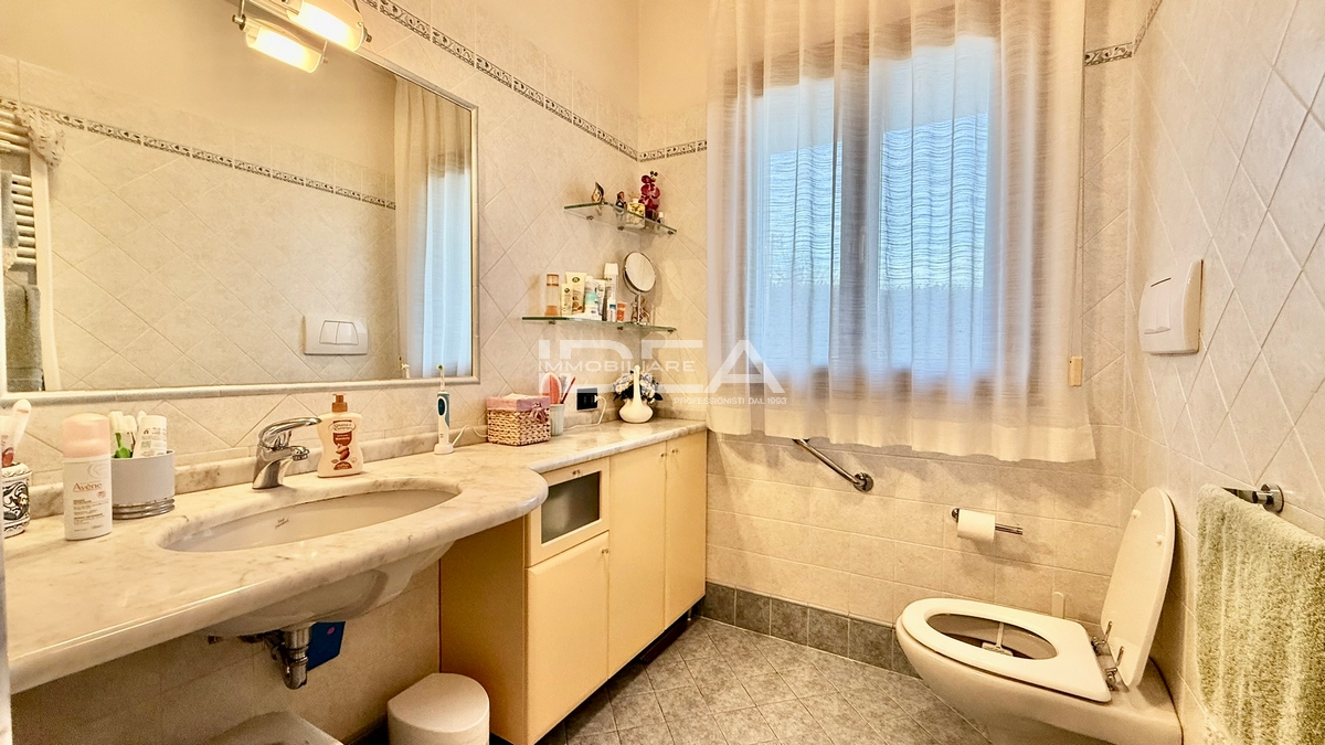 Villa con giardino in via della billona, Lucca