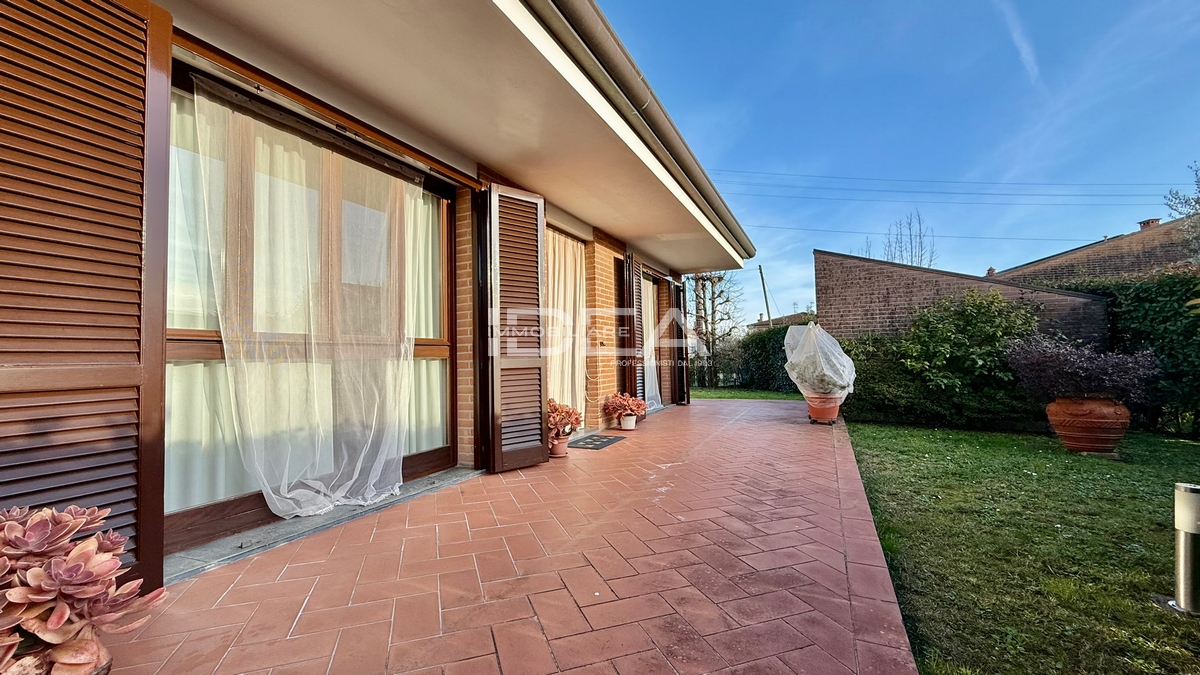 Villa con giardino in via della billona, Lucca