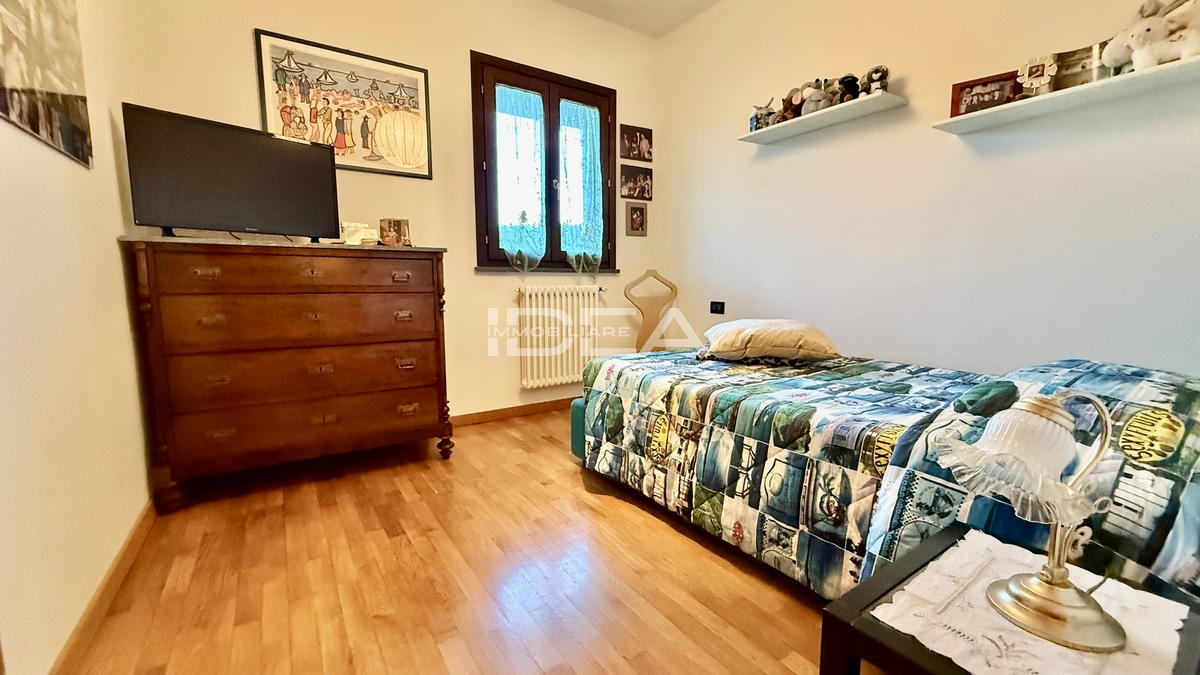 Villa con giardino in via della billona, Lucca