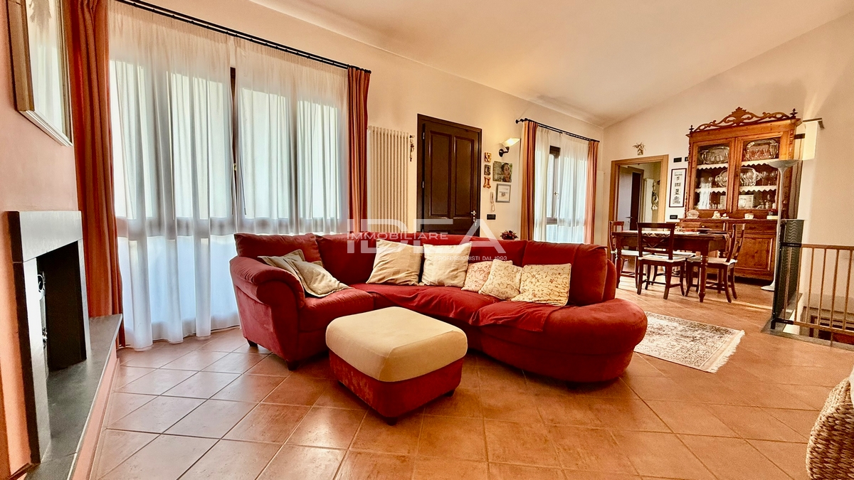 Villa con giardino in via della billona, Lucca