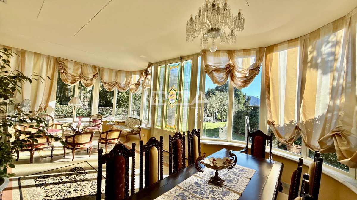 Villa con giardino in viale giuseppe giusti, Lucca