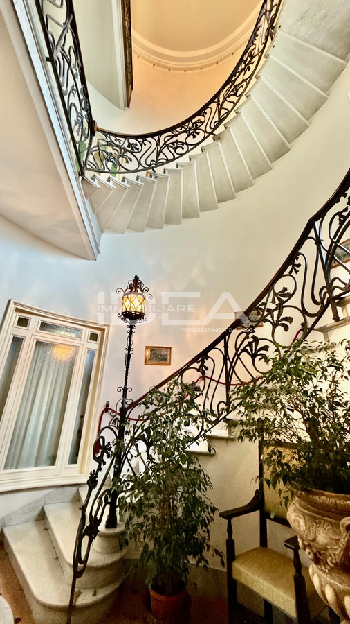 Villa con giardino in viale giuseppe giusti, Lucca