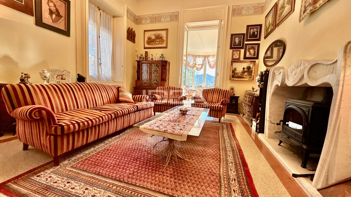 Villa con giardino in viale giuseppe giusti, Lucca