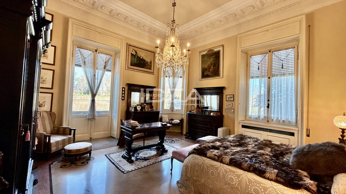 Villa con giardino in viale giuseppe giusti, Lucca