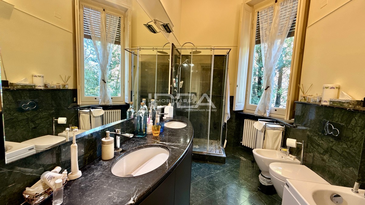 Villa con giardino in viale giuseppe giusti, Lucca