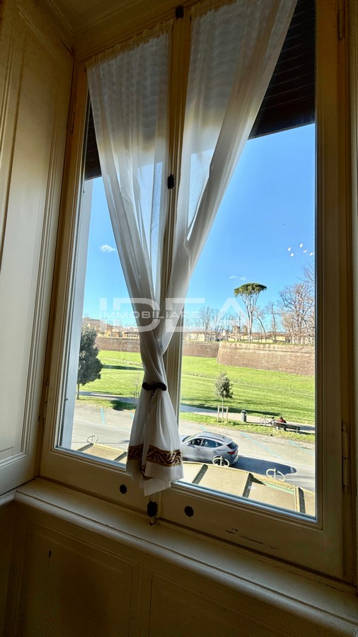 Villa con giardino in viale giuseppe giusti, Lucca