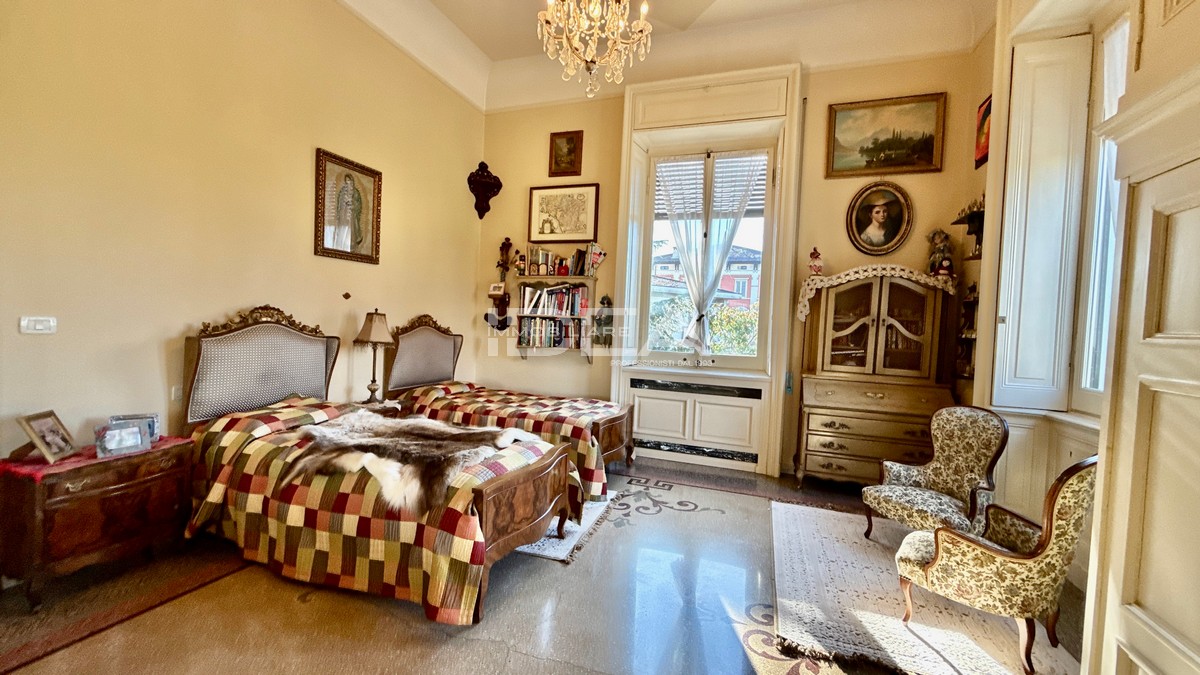 Villa con giardino in viale giuseppe giusti, Lucca