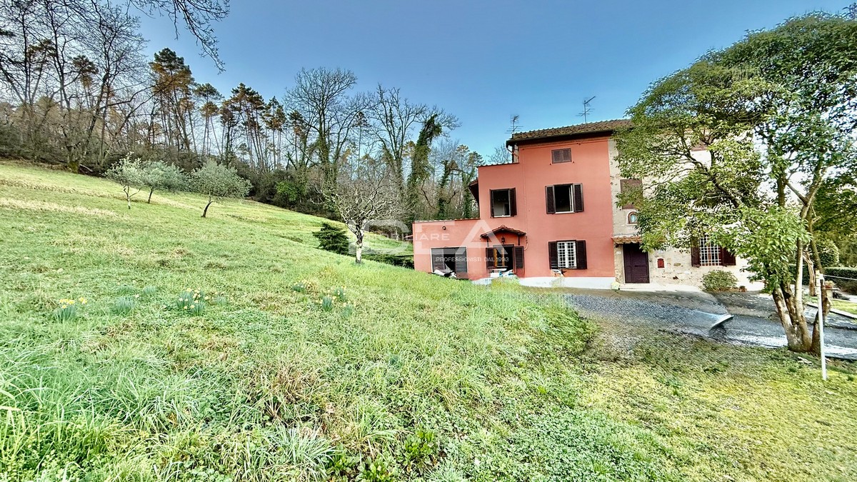 Rustico con giardino in via dei borelli, Lucca