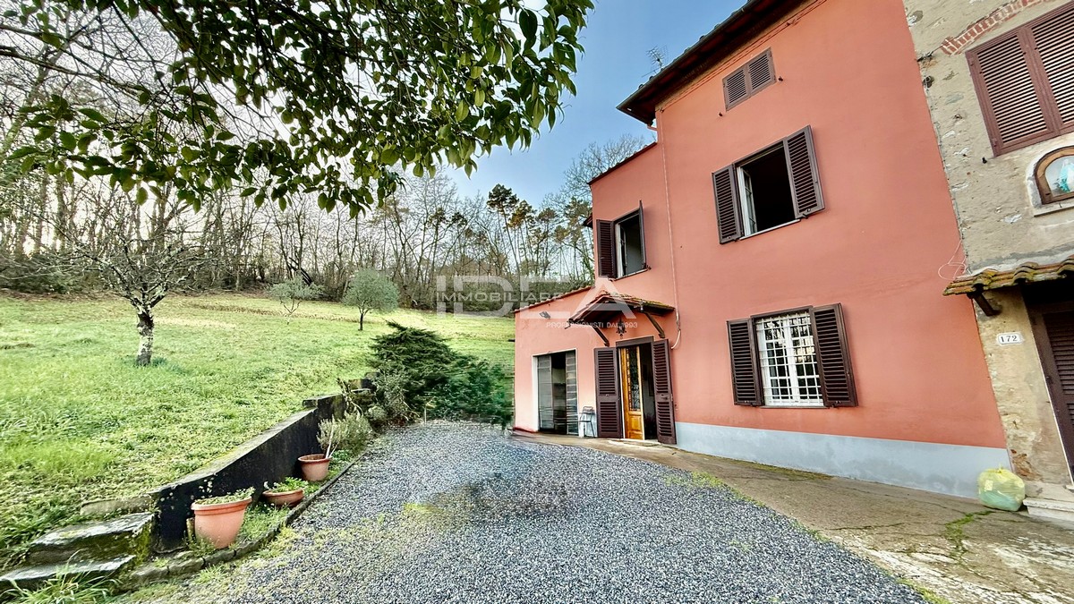 Rustico con giardino in via dei borelli, Lucca