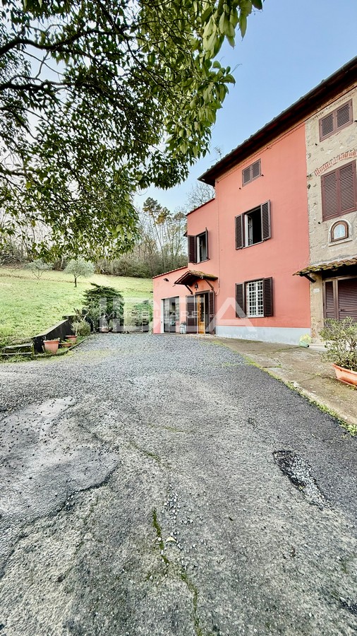 Rustico con giardino in via dei borelli, Lucca