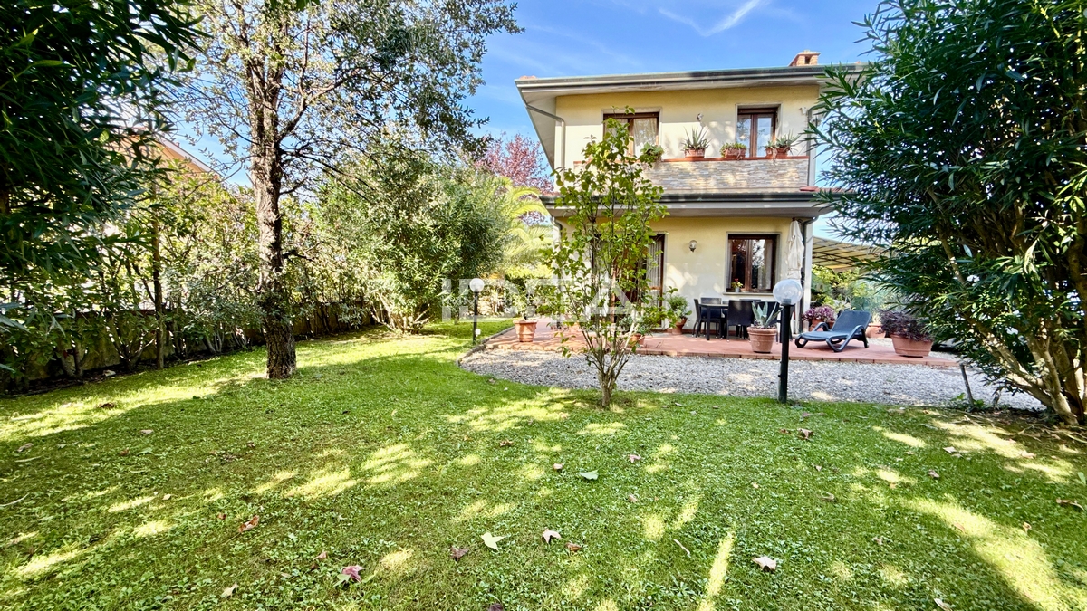 Villa con giardino in via romana, Lucca