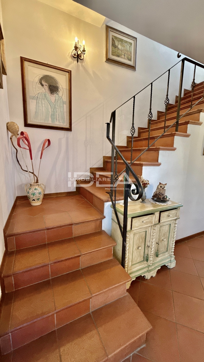 Villa con giardino in via romana, Lucca