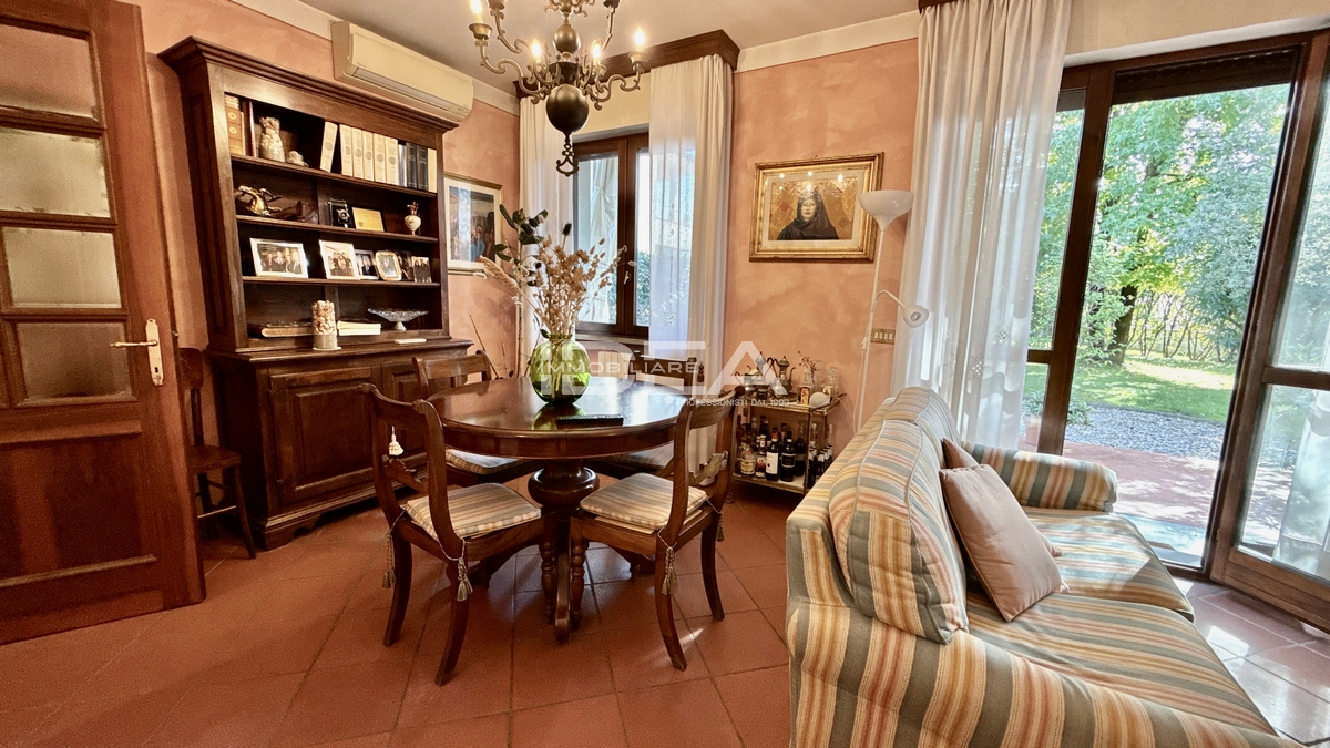 Villa con giardino in via romana, Lucca