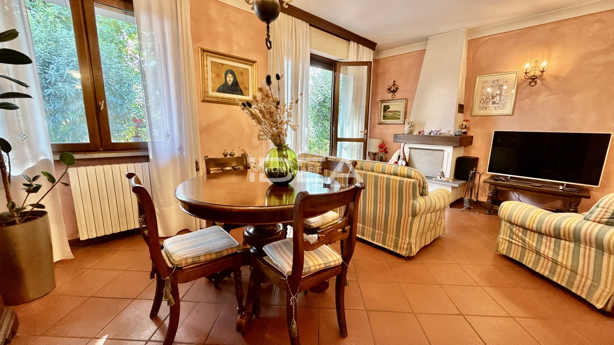 Villa con giardino in via romana, Lucca