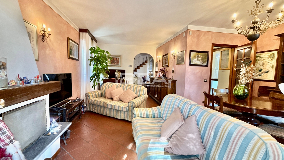 Villa con giardino in via romana, Lucca