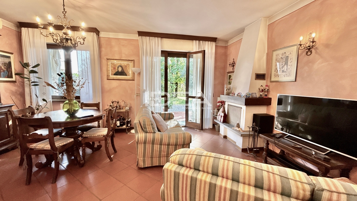 Villa con giardino in via romana, Lucca