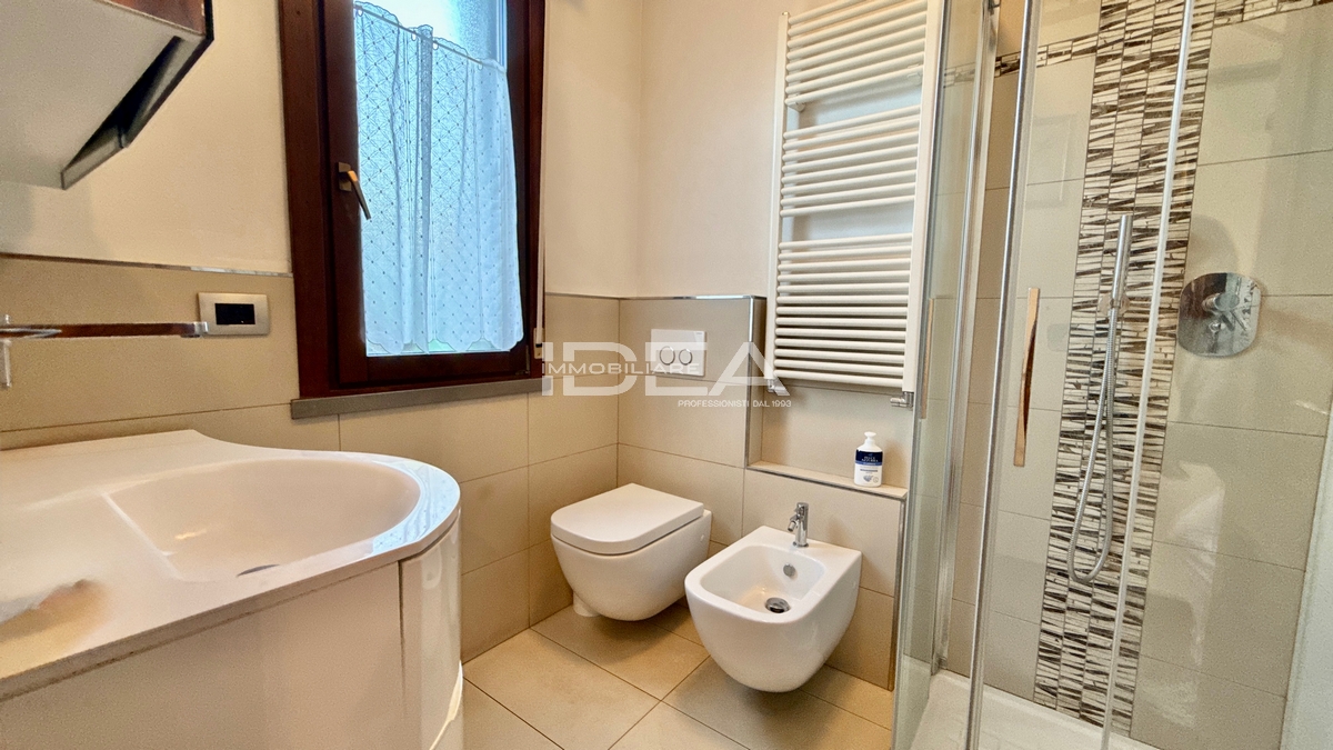 Villa con giardino in via romana, Lucca