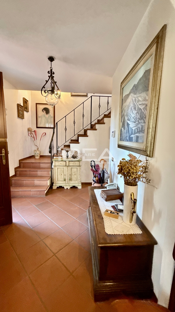 Villa con giardino in via romana, Lucca