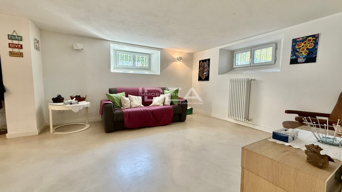 Villa con giardino in via nieri, Lucca