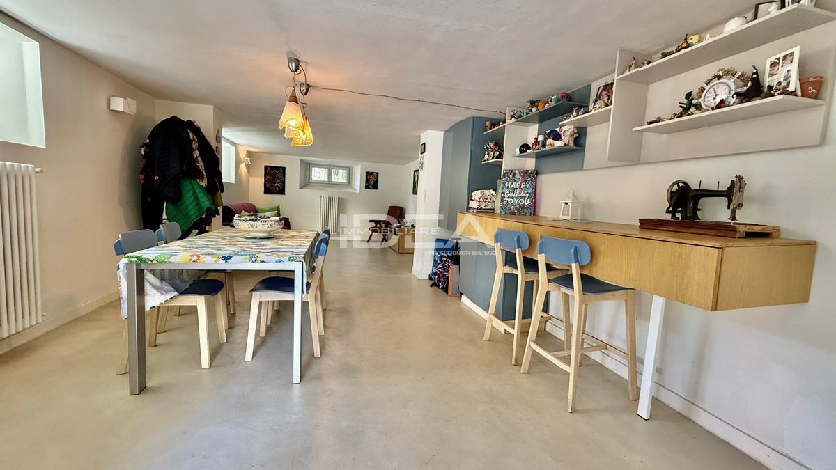 Villa con giardino in via nieri, Lucca